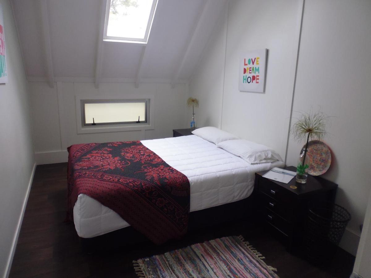 Hekerua Lodge Backpackers Hostel Waiheke Island Oneroa Exterior photo