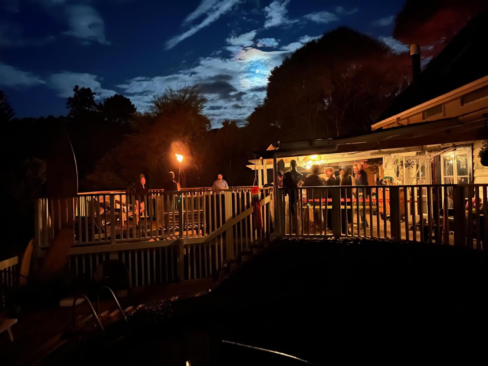 Hekerua Lodge Backpackers Hostel Waiheke Island Oneroa Exterior photo
