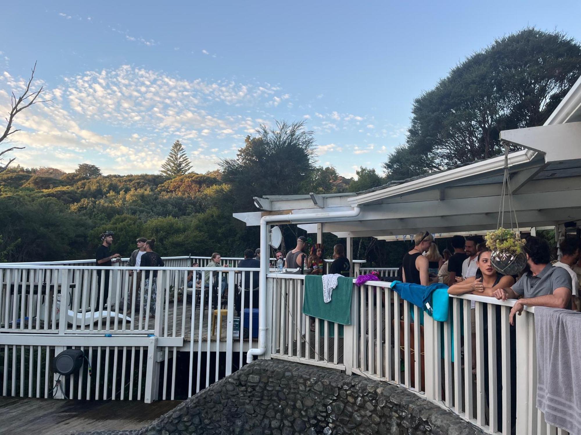 Hekerua Lodge Backpackers Hostel Waiheke Island Oneroa Exterior photo
